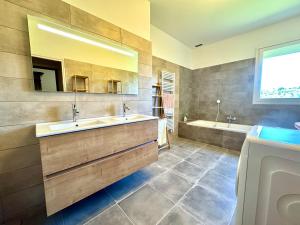 Maisons de vacances Grande maison au coeur de l-Ardeche 12 personnes : Maison 4 Chambres
