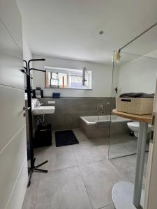 Moderne Wohnung 100 m2 mit Büro und Terrasse