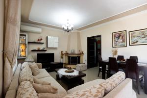 Doels Villa - Spacious Private House with Garden & Views in Gjirokastër