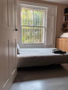 Stylish spacious room in artists beautiful townhouse, Islington