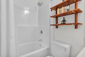 1 BR Suite Stylish Coffee Station Stocked sleep 4