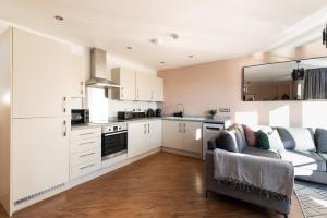 Boat House - Luxe Apt with River View - Next to Harbour & Cafes