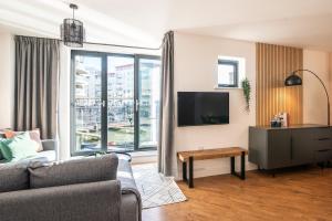 Boat House - Luxe Apt with River View - Next to Harbour & Cafes