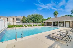 3 Mi to OWA Modern Condo with Resort Pool!