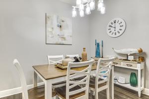 3 Mi to OWA: Modern Condo w Resort Pool!
