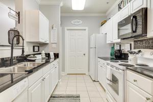3 Mi to OWA: Modern Condo w Resort Pool!