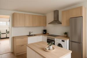 Loft 5 Chambres - 3 Salles de Bain - Place de parking privé - Proximité Gare ,circuit, centre ville -Événements du circuit