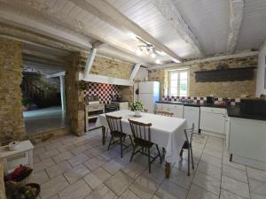 Maisons de vacances Gite de charme en Dordogne avec piscine et jardin - FR-1-616-485 : photos des chambres