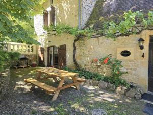 Maisons de vacances Gite de charme en Dordogne avec piscine et jardin - FR-1-616-485 : photos des chambres