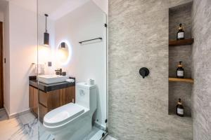 Modern Studio w Rooftop Pool Walk to Beach 5th ave