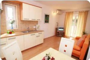 Punat, Krk island, sunny apartment!
