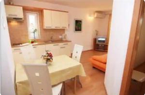 Punat, Krk island, sunny apartment!