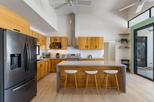 Sprawling Modern Property with a Tranquil Outdoor Living Space swimming pool and a private Casita