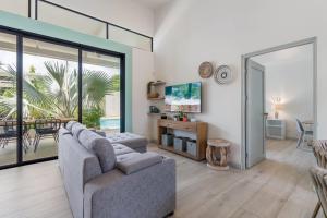 Sprawling Modern Property with a Tranquil Outdoor Living Space swimming pool and a private Casita