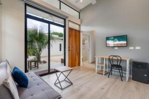 Sprawling Modern Property with a Tranquil Outdoor Living Space swimming pool and a private Casita