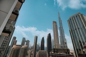 Burj Crown Luxury 4 Bedroom, Balcony Views, 5 min to Burj Khalifa