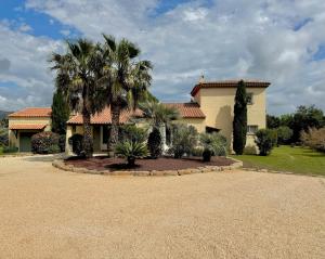 Villas La Ramade Beautiful Villa with pool : photos des chambres