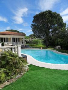 Villas La Ramade Beautiful Villa with pool : photos des chambres