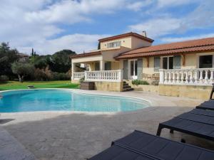 Villas La Ramade Beautiful Villa with pool : photos des chambres