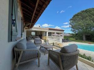 Villas La Ramade Beautiful Villa with pool : photos des chambres