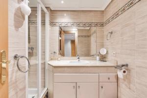 2BR apartment with pool and sea view