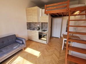 Modern studio with excellent transport links