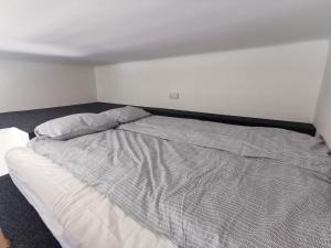 Modern studio with excellent transport links