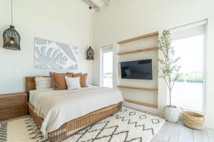 Barefoot Bungalow and Pool Club at Mahogany Bay