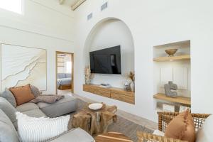 Barefoot Bungalow and Pool Club at Mahogany Bay