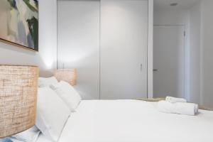 Opulent 2bd CBD Suite, Heated Pool, Gym, Library