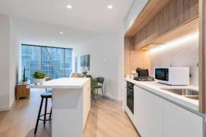 Opulent 2bd CBD Suite, Heated Pool, Gym, Library