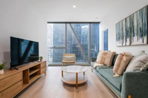 Opulent 2bd CBD Suite, Heated Pool, Gym, Library