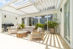 Barefoot Bungalow and Mistico Beach Club plus Boat Shuttle