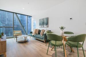 Opulent 2bd CBD Suite, Heated Pool, Gym, Library