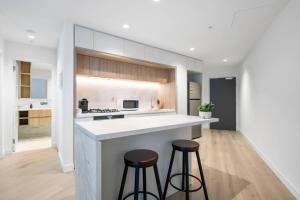 Opulent 2bd CBD Suite, Heated Pool, Gym, Library