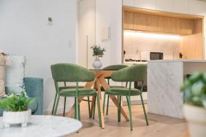 Opulent 2bd CBD Suite, Heated Pool, Gym, Library