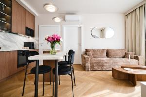 Jasmine Grand 7 by Housine