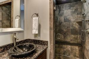 Group Getaway Hot Tub Firepit