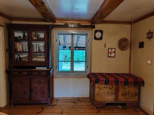 chaty, niebieskie drzwi