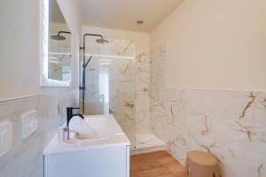 Appartements Dina palace AP4462 By Riviera Holiday Homes : photos des chambres