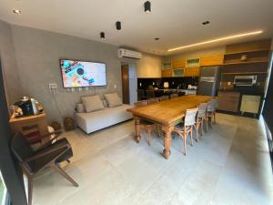 Casa de alto padrão na praia da Pipa com 4 suítes climatizadas piscina privativa cozinha equipada e localizada a apenas 5 minutos da praia do amor e centro da Pipa