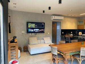 Casa de alto padrão na praia da Pipa com 4 suítes climatizadas piscina privativa cozinha equipada e localizada a apenas 5 minutos da praia do amor e centro da Pipa