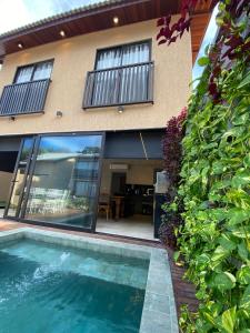 Casa de alto padrão na praia da Pipa com 4 suítes climatizadas piscina privativa cozinha equipada e localizada a apenas 5 minutos da praia do amor e centro da Pipa