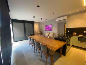 Casa de alto padrão na praia da Pipa com 4 suítes climatizadas piscina privativa cozinha equipada e localizada a apenas 5 minutos da praia do amor e centro da Pipa