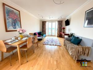 Cambridge Stays - 2 Bedroom Flat - Walk to train station & Mill Road with free Parking and 2 bathrooms