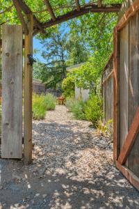 Serene Retreat with Hot Tub - Fire Pit - Deck