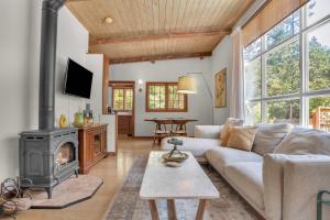 Serene Retreat with Hot Tub - Fire Pit - Deck