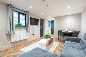 Modern 2BR Apt - Prime Portrush Location - Sleeps 5