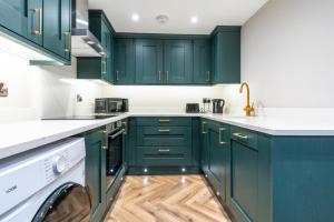 Modern 2BR Apt - Prime Portrush Location - Sleeps 5