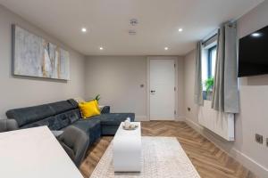 Modern 2BR Apt - Prime Portrush Location - Sleeps 5